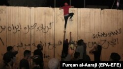 Іракські протестувальники біля консульства Ірану в Кербелі, 3 листопада 2019 року