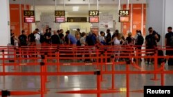 Vineri, 1 iulie 2022, pasagerii așteptau la check-in în timpul grevei personalului de cabină spaniol al Easyjet. Aeroportul Malaga-Costa del Sol, Malaga, Spania.
