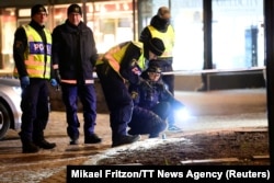 Шведские полицейские на месте преступления с применением холодного оружия, во время которого несколько человек получили ранения, прежде чем подозреваемый был ранен полицией и взят под стражу. Ветланд, 3 марта 2021 года