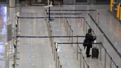 Пассажир в ожидании регистрации на рейс в аэропорту Мюнхена, Германия. 12 ноября 2020 года.