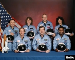 Світлина, яка зафіксувала вікопомний момент – ще живий і повний надій та оптимізму екіпаж космічного шаттла Challenger перед трагічним запуском сорок років тому, 28 січня 1986 року