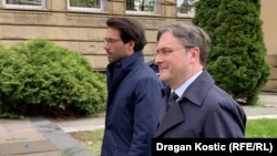 Nikola Selaković (desno) stiže u zgradu suda, 15. april 2026.