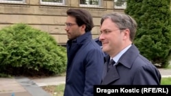 Nikola Selaković (desno) stiže u zgradu Specijalnog odeljenja Višeg suda u Beogradu, 15. april 2026.