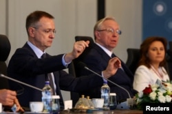 Članovi ruske delegacije koju predvodi predsjednički savjetnik Vladimir Medinski (lijevo) prisustvuju drugoj rundi pregovora u Istanbulu 2. juna.