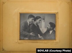 ვარაზაშვილების ოჯახი. სოფრომ ვარაზაშვილი, თამარ ვარაზაშვილი და ისიდორე ვარაზაშვილი. ფოტო გამოქვეყნებულია საბჭოთა წარსულის კვლევის ლაბორატორიის არქივში