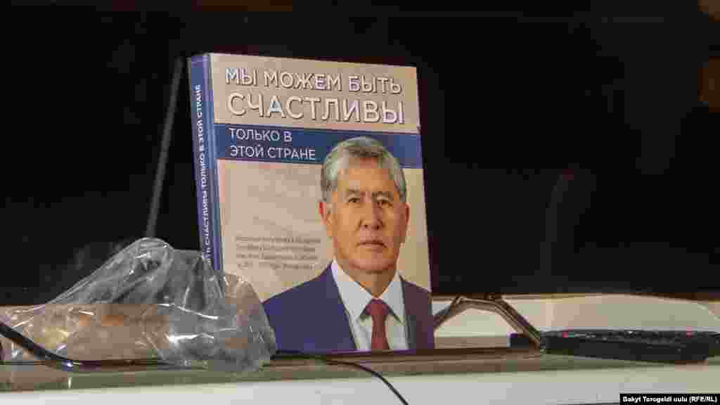 Алмазбек Атамбаевдин президент кезинде сүйлөгөн сөздөрү жазылган китеп.