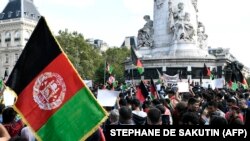 Demonstranti sa afganistanskom zastavom okupljeni u Parizu tokom protesta u znak podrške Afganistanu, 22. avgust 2021. 