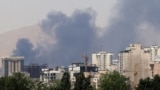 16 iunie 2025 - fumul iese, pentru a doua zi, la depozitul de petrol de la Shahran, nord-vest de Teheran.
