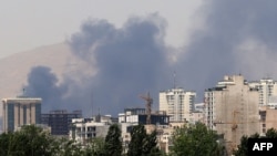 Тегеранның солтүстік-батысындағы Шахран мұнай базасы орналасқан тұстан әуеге түтін көтеріліп жатқанына екінші күн. Иран, 16 маусым, 2025 жыл.