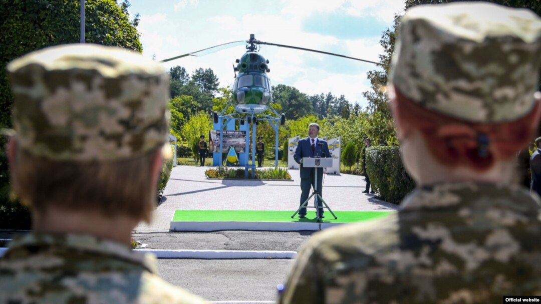 Украина президенти Петро Порошенко жоокерлердин астында сүйлөп жатат