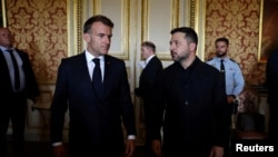 Francuski predsjednik Emmanuel Macron sa ukrajinskim predsjednikom Volodimirom Zelenskim u Parizu 13. jula. 