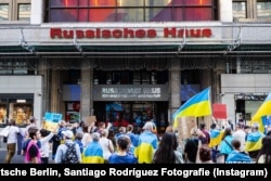 Акція біля будівлі «Російського дому» в Берліні, організована Vitsche Berlin. Німеччина, 25 червня 2025 року