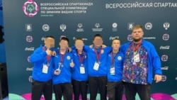 Игорь Жабаров (второй справа) во время Всероссийской спартакиады Специальной олимпиады по зимним видам спорта, Казань, 2021 год