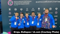 Игорь Жабаров (второй справа) во время Всероссийской спартакиады Специальной олимпиады по зимним видам спорта, Казань, 2021 год