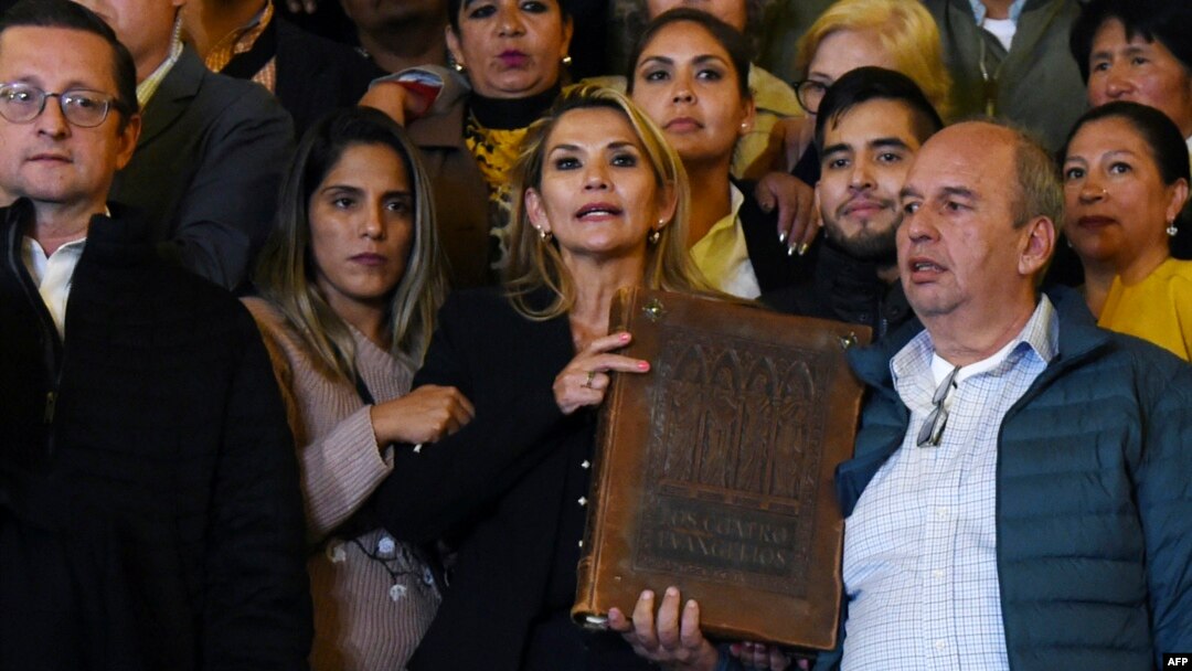 Henin Anjez u palači Quemado u La Pazu, nakon što se na sednici Kongresa 12. novembra 2019. godine proglasila privremenim predsednikom Bolivije
