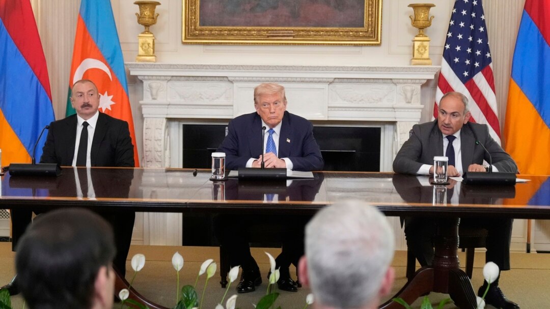 Тізерлеп отырып минет жасап жатқан әйелдің суреті Автобустағы қыз видео