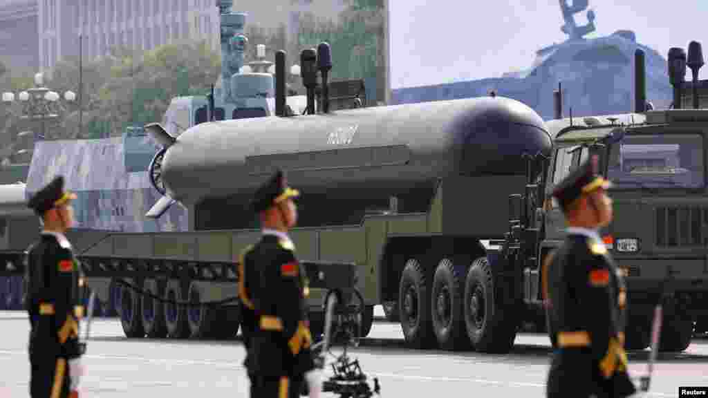 Ez már a pilóta nélküli műveleti csoport konvoja és egy HSU100 pilóta nélküli víz alatti jármű, azaz egy olyan tengeralattjáró, amin nincs személyzet. Az ilyen és ehhez hasonló, újgenerációs fegyverekkel Kína célja már az Egyesült Államok csendes-óceáni fölényének megkérdőjelezése is lehet – állítják szakértők