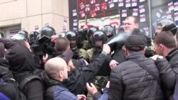 Біля «Сбербанку» у Харкові застосували сльозогінний газ (відео)