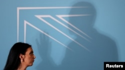 یک قربانی آزار جنسی در یک کنفرانس خبری در لندن، ۲۷ اکتبر ۲۰۲۵
