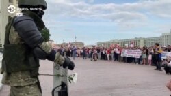 "Мы – мирные!" Собравшиеся у Дома правительства в Минске обнимают военных и дарят им цветы