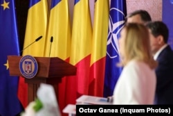 Pupitrul de la care vorbește președintele României și trei dintre cei 11 candidați.