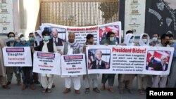 ده‌ها نفر که با نیروهای امریکایی در افغانستان به عنوان ترجمان کار می‌کردند، راهپیمایی اعتراض آمیزی را در مقابل سفارت ایالات متحده در کابل، راه اندازی کردند.