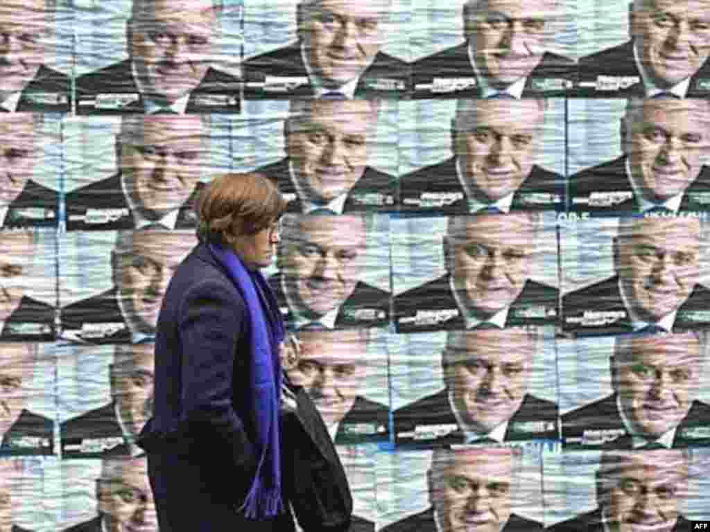 SERBIA, BELGRADE : A Serb woman pases by pre-election posters showing Serbian ultranationalist Radical Party leader Tomislav Nikolic in Belgrade, 10 January 2008