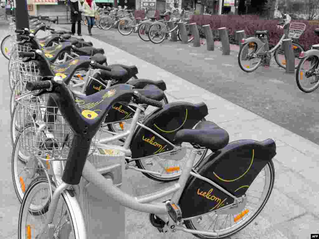 Францыя: веласіпедная станцыя "Velib" у прыгарадзе Парыжу