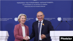 Голова Єврокомісії Урсула фон дер Ляєн після зустрічі з прем'єр-міністром Вірменії Ніколом Пашиняном у Єревані 2 липня