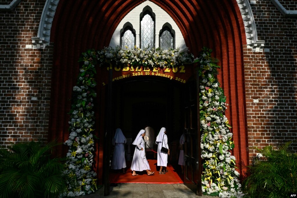 Murgeshat mbërrijnë për t'u lutur në kujtim të Papa Françeskut të ndjerë në Katedralen e Shën Marisë në Yangon, më 22 prill 2025.