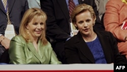 Сестры Чейни: Элизабет (слева) и Мэри (справа)