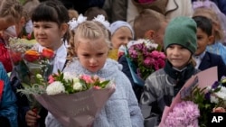 Iskolások, többségükben első osztályosok tanévkezdő ünnepségen vesznek részt a Moszkvától nyugatra fekvő Nakhabino egyik iskolájában szeptember 1-jén