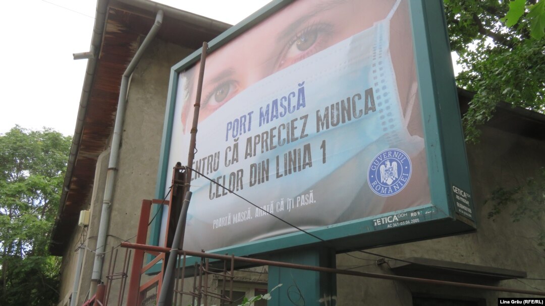  Panou publicitar în stradă - Port mască pentru că apreciez munca celor din linia întâi - campanie a Guvernului României