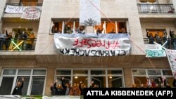 A budapesti Színház- és Filmművészeti Egyetem hallgatói felemelt kézzel tiltakoznak a campus blokádja ellen 2020. november 11-én