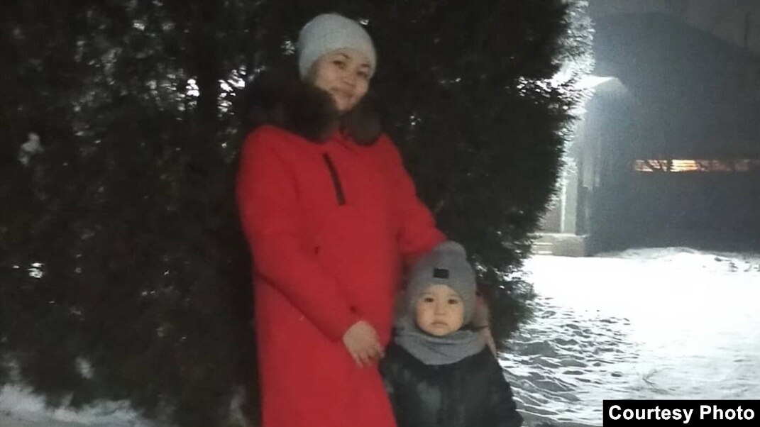 Әйел киска береді