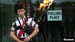 U.K. -- Ryan Randall plays the bagpipes outside a polling station in Edinburgh, Scotland September 18, 2014