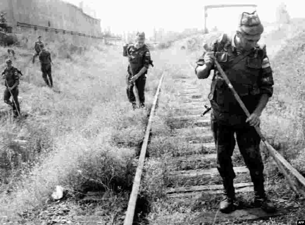 Pacificatori ruşi verifică de mine calea ferată la graniţa dintre Moldova şi Ucraina. 13 august 1992