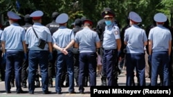 Оппозицияның наразылық митингісі өтеді деп хабарланған жерді қоршап, ешкімді өткізбей тұрған полиция қызметкерлері. Алматы, 6 маусым 2020 жыл.