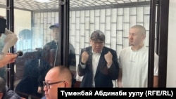 Бишкек. Биринчи май райондук соту. Темирлан Султанбеков баштаган айыпталуучулар темир тор артында турушат. 8-октябрь, 2026-жыл 