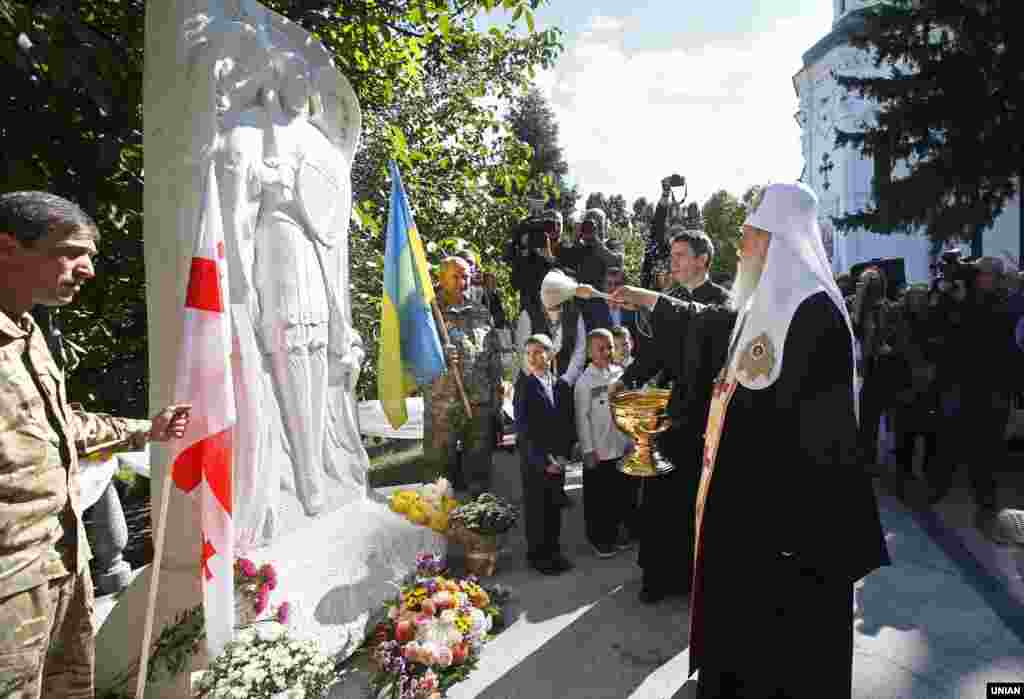 Патріарх Київський і всієї Руси-України Філарет під час церемонії освячення першої в Україні скульптури архістратига Михаїла, присвяченої Небесній Сотні, воїнам, які загинули в зоні АТО. Київ, 19 вересня 2016 року