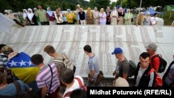 Učesnici "Marša mira" u Potočarima (Arhivska fotografija)