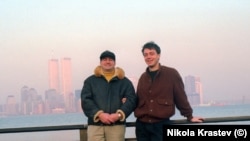 Никола Кръстев (вдясно) заедно със свой колега през 1992 г. На фона се виждат двете кули на Световния търговски център.