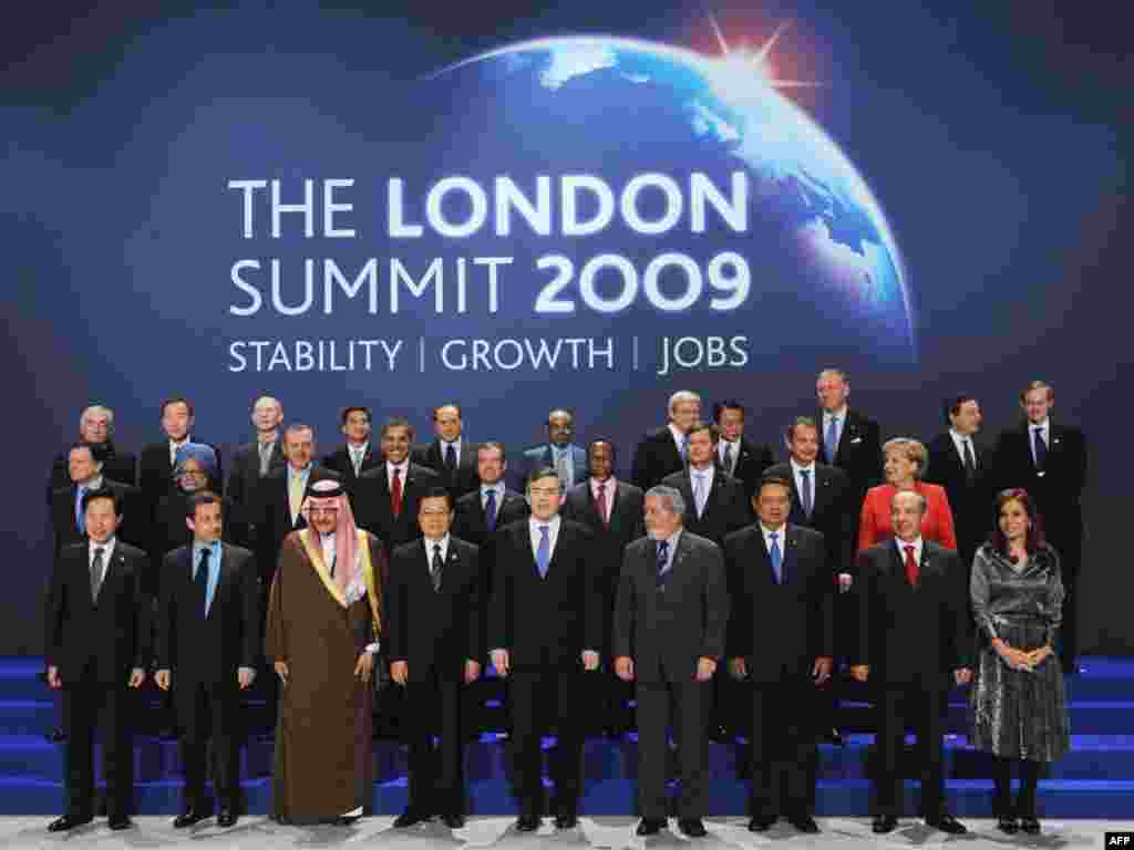 Velika Britanija - Zajednička fotografija - Učesnici samita 20 najjačih ekonomija svijeta odlučili su da u kasu Medjunarodnog monetarnog fonda ubrizgaju dodatnih trilion dolara.