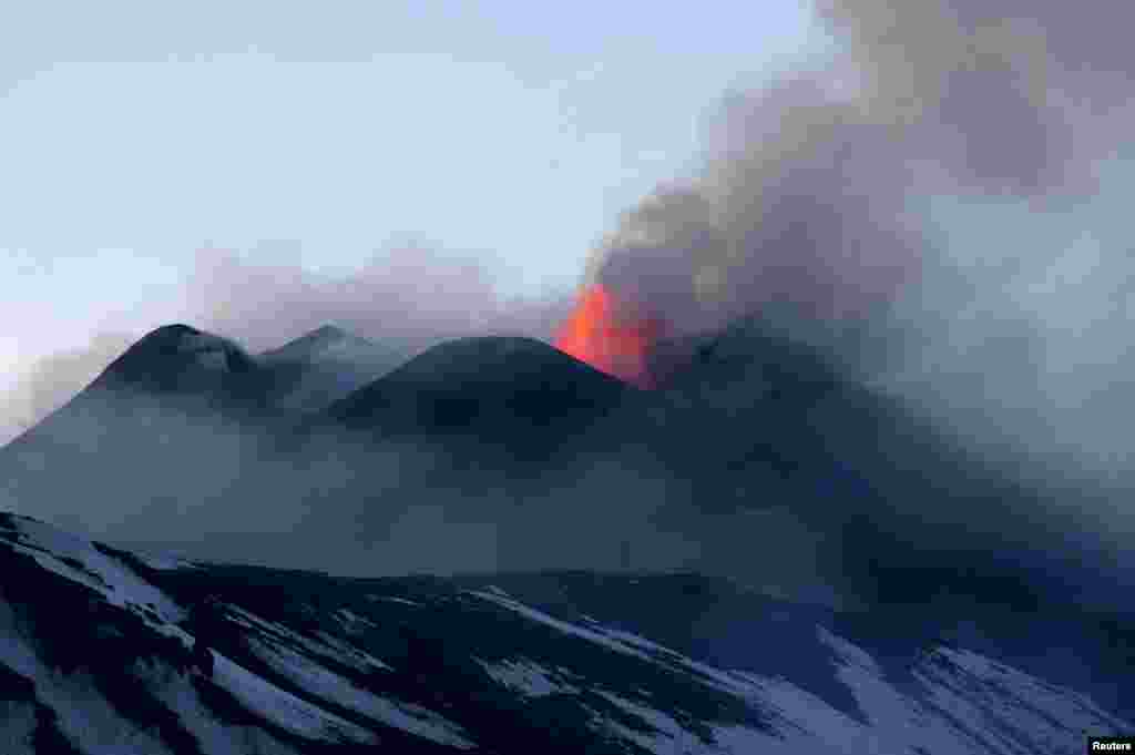 Criză gastrică a vulcanului Etna (11 aprilie)