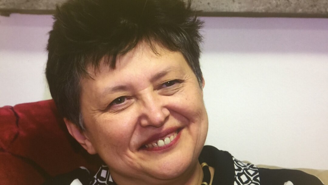 Жамбас аймағында D белгісі бар порномодель.