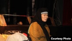 «Жат эмесмин» спектаклинен көрүнүш. 