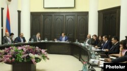 Armenia - Prime Minister Hovik Abrahamian chairs the first meeting of the Armenian government's new anti-corruption council, Yerevan, 28Jul2015