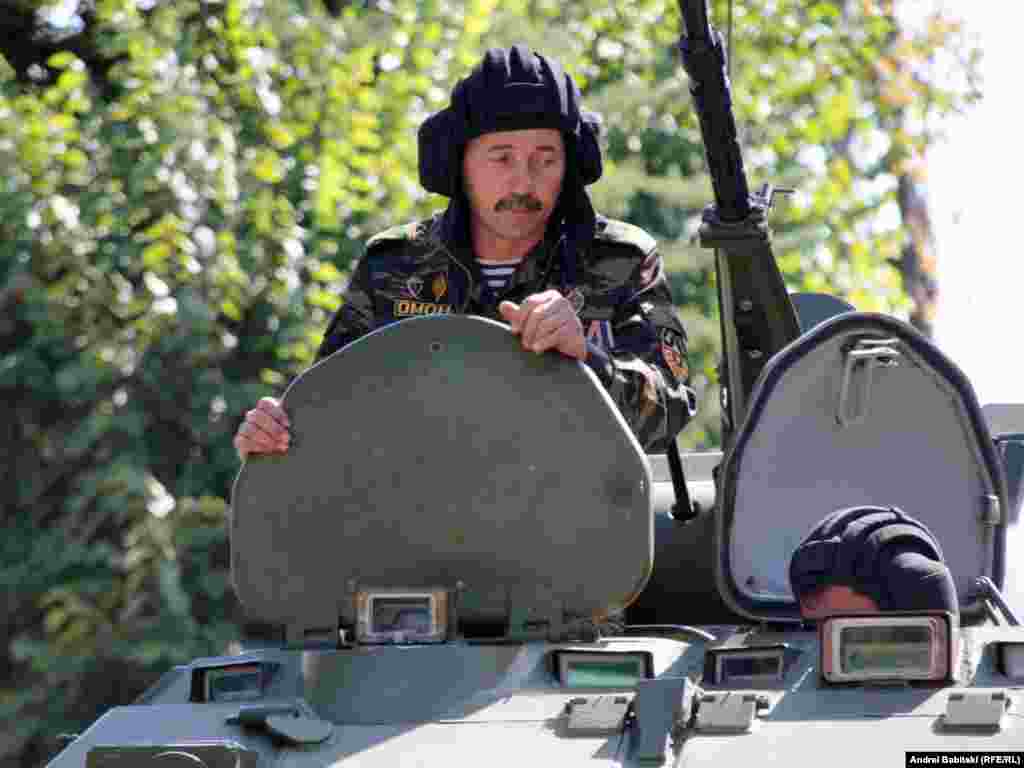 Танкист во время военного парада в Цхинвали - 20 сентября в Цхинвали прошел военный парад, посвященный празднованию Дня независимости самопровозглашенной республики Южная Осетия.