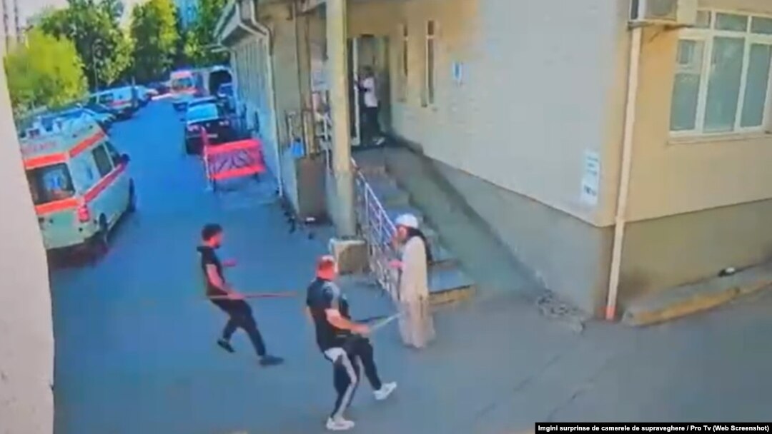 Treisprezece persoane au fost implicate în incidentul din weekend de la Spitalul „Sfântul Pantelimon” din București - ele au intrat cu bâte în Unitatea de Primiri Urgențe pentru a-i căuta pe cei cu care se bătuseră anterior în orașul de lângă Capitală.