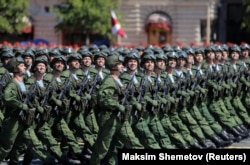Під час перенесеного параду на Красній площі в Москві, 24 червня 2020 року